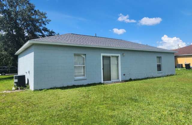 Very Nice cozy 3bd 2ba with a nice size back yard in Poinciana a definite must see! photos photos