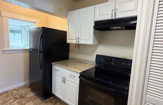 Vintage 1-Bedroom Duplex with Large Fenced Yard 3 miles from OIT and Sky Lakes Medical Center Gallery 4