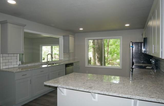 Gorgeous 4 bedroom, 2.5 bath House on a 1 Acre Lot in Fort Smith! photos photos