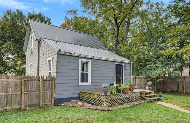 Charming 2-Bedroom with Fenced Backyard & Detached Garage in Champaign (sublease through 3/06/27 Gallery 4