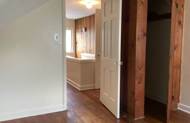 4 bedroom single family home with off street parking Gallery 4