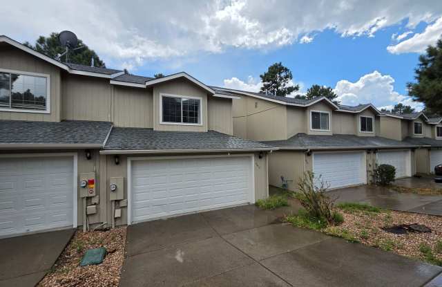 3-Bedroom Townhome Near Flagstaff Mall | Attached 2-Car Garage Gallery 4