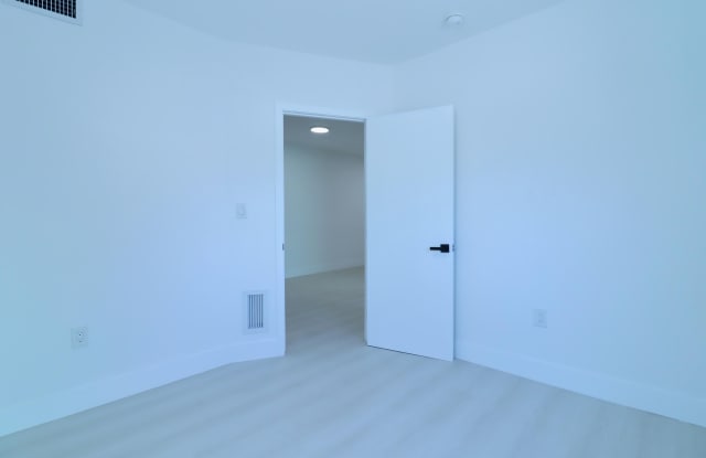 1814 NW 2nd Court Gallery 4
