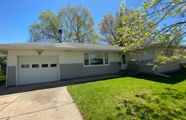 2037 North Ohio Avenue - 2037 North Ohio Avenue, Davenport, IA 52804