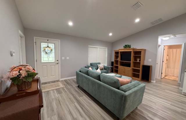 Beautiful 3-Bedroom, 2-Bath Home with Fenced Yard in Belleview Heights Estates! Gallery 4