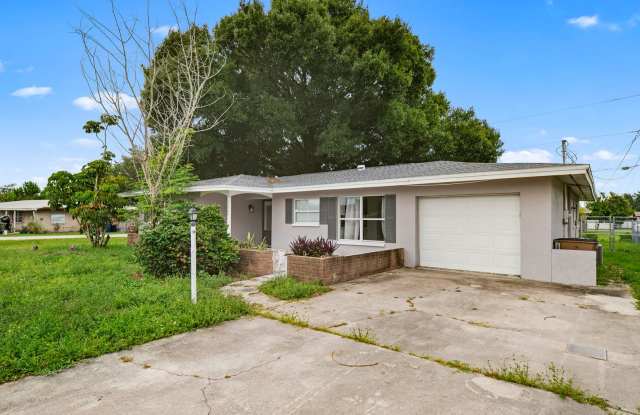 Beautiful 3 bedroom 2 bathroom single family home in Fort Myers with fenced yard! photos photos