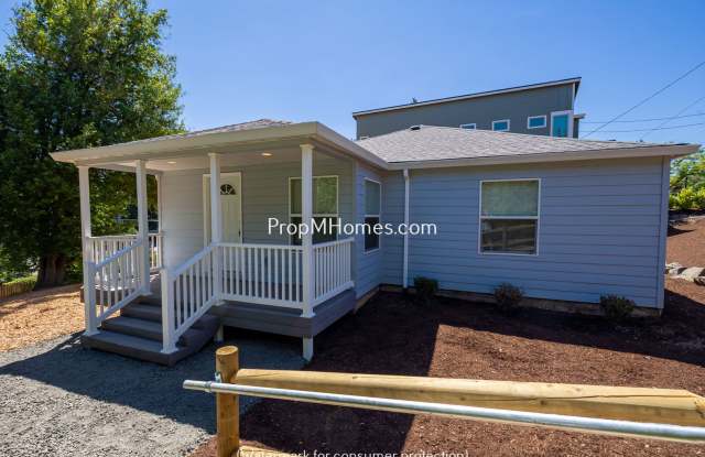 Updated Three Bedroom Home in Milwaukie Heights! photos photos