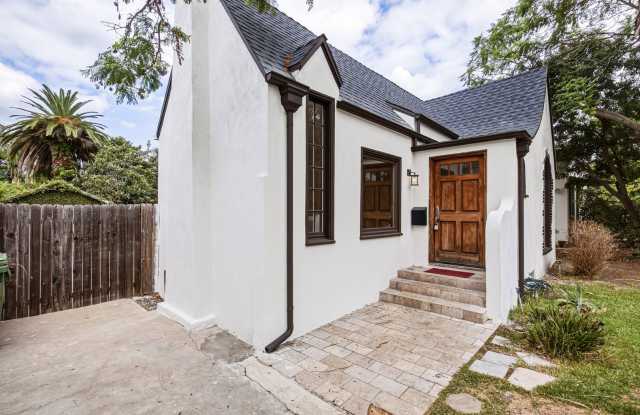 Updated 2 bed/2bath single family home in West Hollywood - HUGE PRIVATE BACKYARD Gallery 4