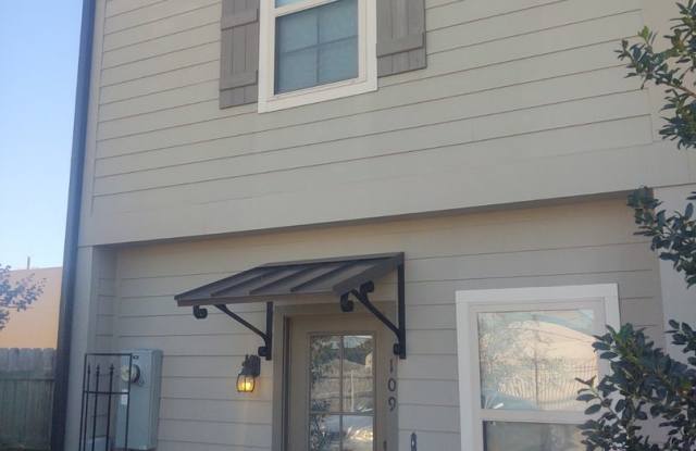 Charming 2 Bed 2.5 Bath Townhome Near SLCC and Cajun Field photos photos