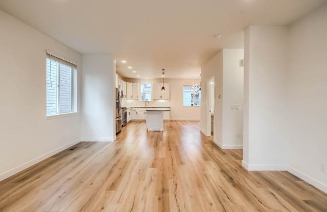 Modern 3 Bedroom townhome in Prime Location (Mountain Views!) Gallery 4