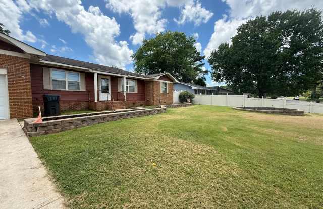 Charming 3-Bedroom Home with Spacious Yard in Decatur, AL photos photos
