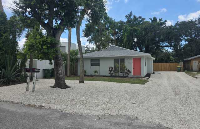 1040 25th St. photos photos