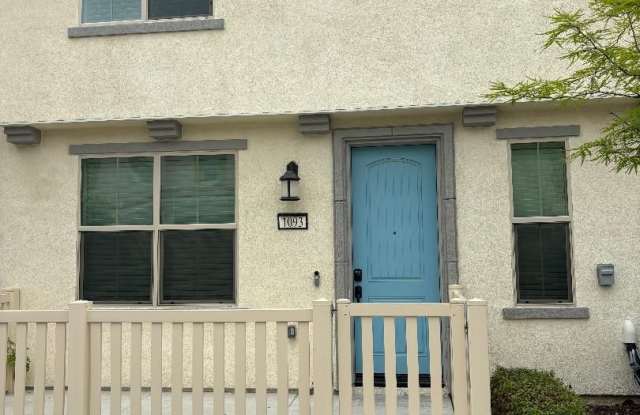Luxurious TownHouse - 1093 West Buttercup Lane, Rialto, CA 92376