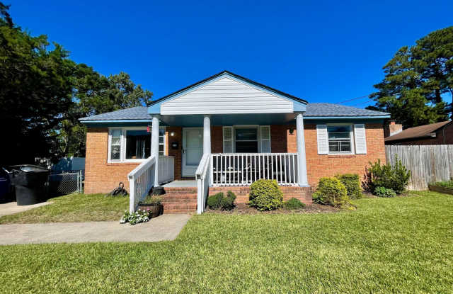 Cozy 3-Bedroom Home with Spacious Backyard Gallery 1