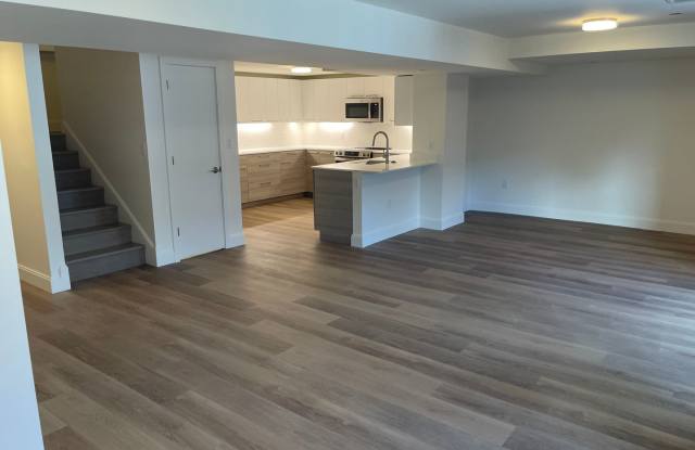 LUXURY 2 BED 2.5 BATH DUPLEX, All New , Laundry in Unit Garage Pool,. Gym 1 free month photos photos