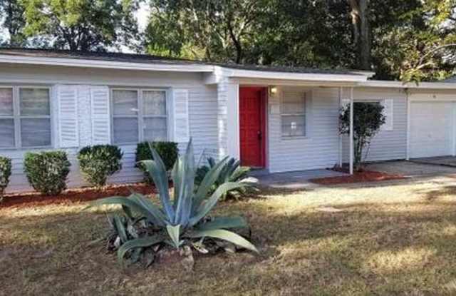 205 Turner Dr Pensacola, fl 32507. MOVE IN SPECIAL: HALF OFF first full month of rent!!! photos photos