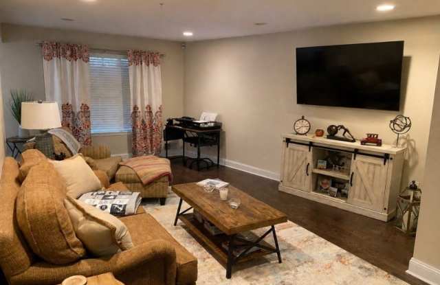 264 Riveredge Dr Gallery 2
