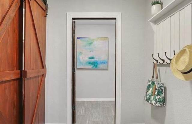 809 1/2 Cedar Street Gallery 3