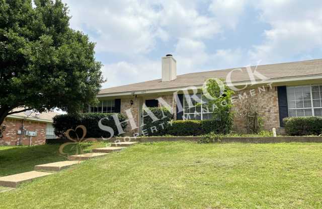 Park Place Duplex - 1023 Park View, Hewitt, TX 76643