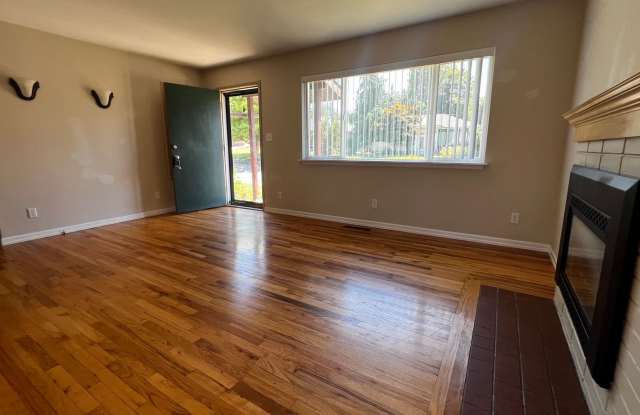 South hill corner lot 3-bedroom, 2-bath with sauna and massive garden! Gallery 4