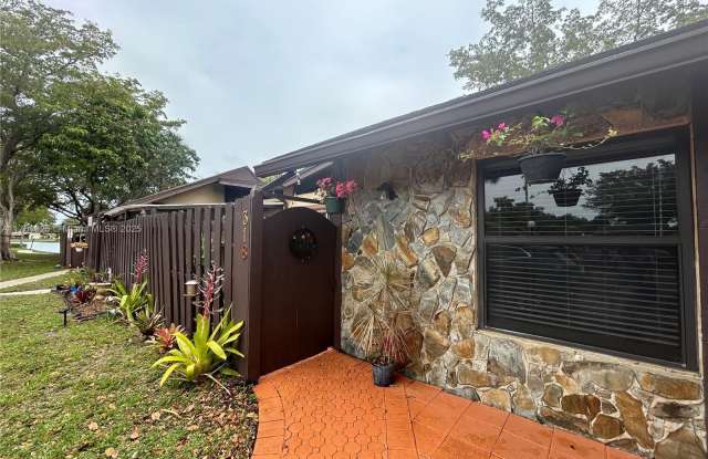318 Briarwood Cir - 318 Briarwood Circle, Hollywood, FL 33024 318 Briarwood Cir - 318 Briarwood Circle, Hollywood, FL 33024