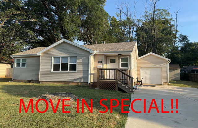 Updated and Located near Mercy Hospital! 4 bedrooms! - 1229 East Berkeley Street, Springfield, MO 65804