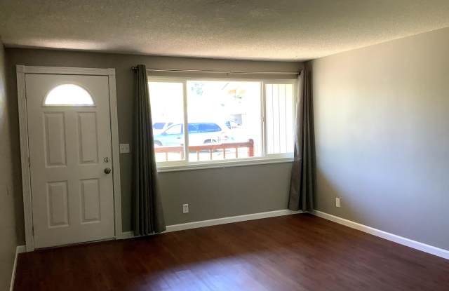 Freshly Updated 2-Bedroom 1-Bathrrom duplex Gallery 4