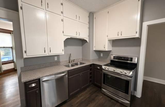 Charming 3Bed 1.5Bath + Den in Saint Paul *Off Street Parking w’2.5 Car Garage* Gallery 4
