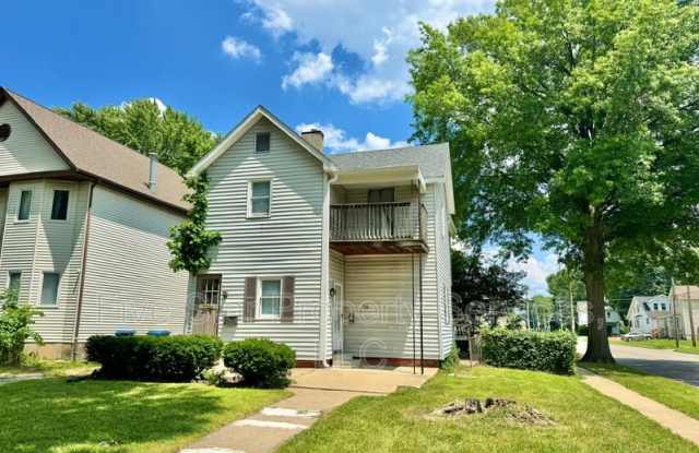 100 1/2 N State St photos photos