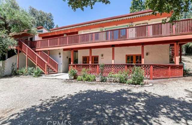 Escape to Your Own Private Retreat Among the Oaks photos photos