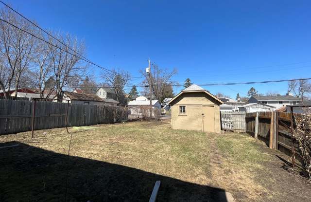 Fantastic 2 Bed 1 Bath Single Family Home in St. Paul! View and Get Approved TODAY! - 1041 Magnolia Avenue East, St. Paul, MN 55106