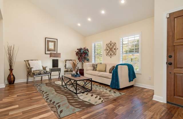 Gorgeous Upgraded Tamarack Point Home With Remodeled Dream Kitchen & West Facing Yard! Gallery 3