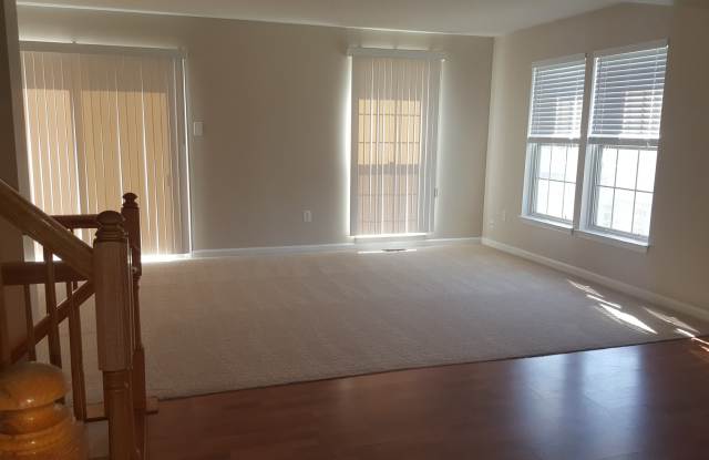 Stunning 3 Bedroom, 2.5 Bathroom End-of-Group Townhome in Abingdon! Gallery 4