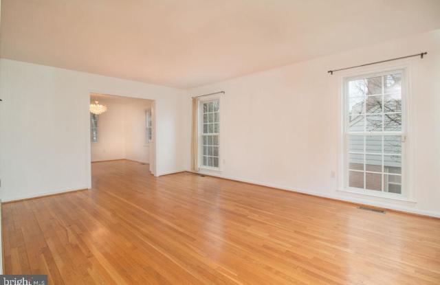 8208 BUCKSPARK LANE W Gallery 2