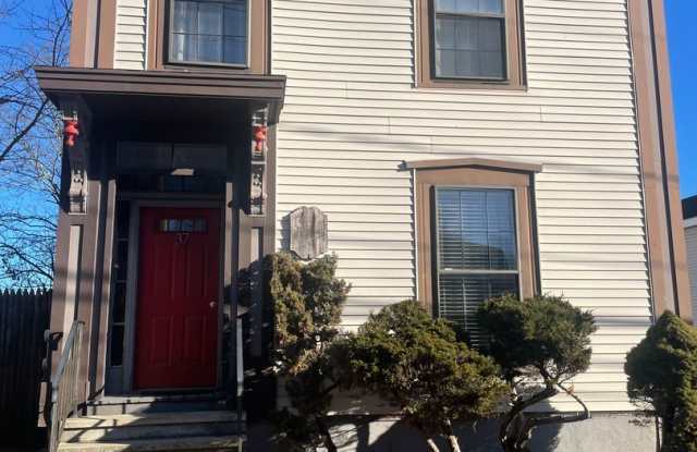 Beautiful 2BR/1BA Condo Available January 16th!!! Great Portland Location!!! photos photos