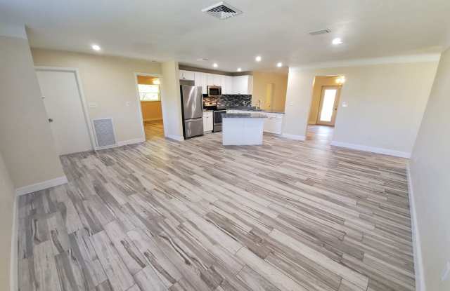 4 Bedroom 2 Bath Home in Lakewood Estates!! Gallery 4