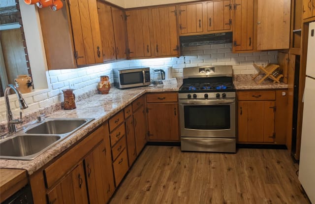 1458 Crittenden Rd photos photos