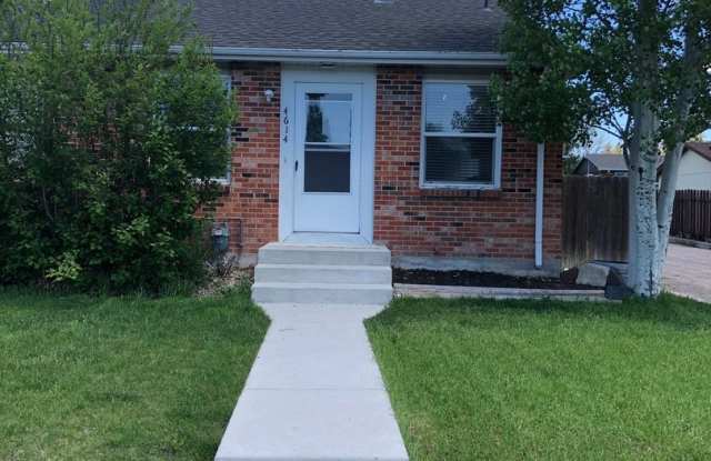 Great 2 Bedroom 1 1/2 Bath Townhouse in Sun Valley! Gallery 1