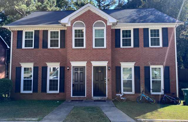 Spacious, Updated 2 Bedroom Townhome! Gallery 1
