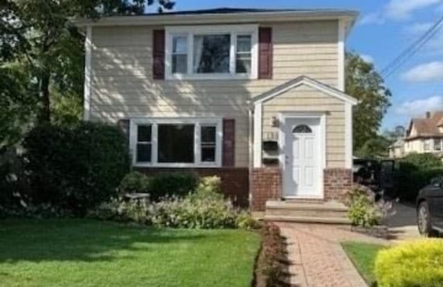 138 Woods Avenue - 138 Woods Avenue, Rockville Centre, NY 11570