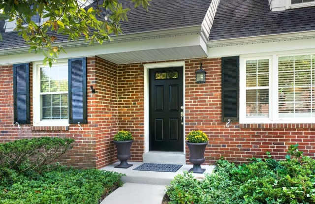 738 LAUREL LANE Gallery 1