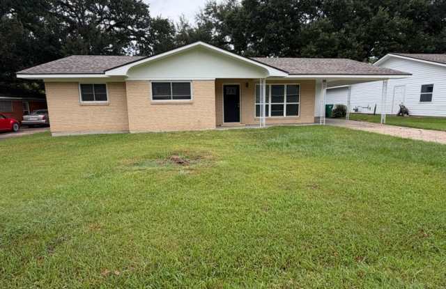 3 bedroom 1 1/2 bath brick home Gallery 1