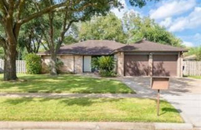 658 W Castle Harbour Drive - 658 West Castle Harbour Drive, Friendswood, TX 77546