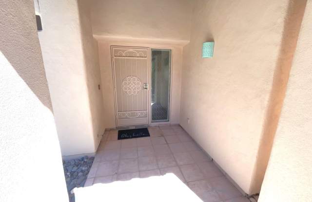 Great location near Sabino Canyon & Cloud Gallery 3