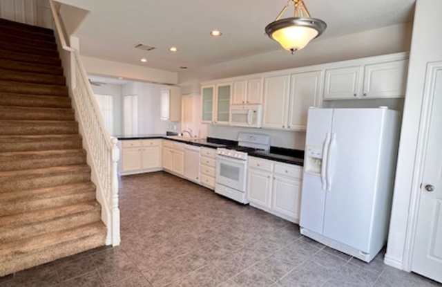 Nice 2 bedroom home w/loft in Silverado Ranch $1,800/mo Gallery 4