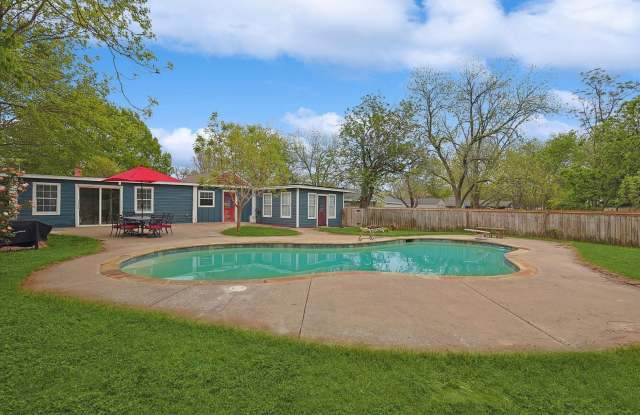 Amazing Historic 1940's Home in Original Cleburne- 4 Bed- 3 Bath w/ Multiple Living Areas- 76033 photos photos
