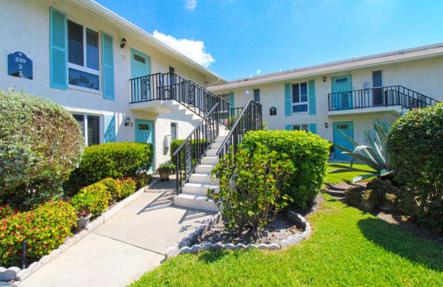 ** PLAY GOLF HERE!    GLADES COUNTRY CLUB 2/2 LOVELY SEASONAL OR 6 MONTH\1 DAY AVAILABLE ** TONS OF COMMUNITY POOLS AND AMENITIES HERE **  AVAILABLE DECEMBER-FEBRUARY AND THEN APRIL-NOVEMBBER ** Gallery 3