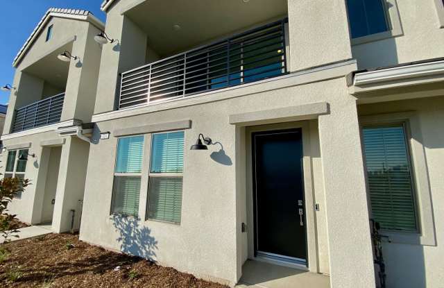 Gorgeous 3/2 Town Home in Clovis with Solar! Gallery 4