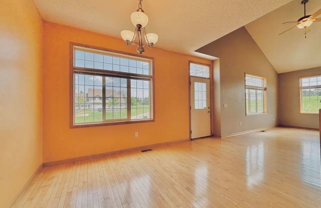 Spacious 3bed Townhome in Coon Rapids. FINISHED BASEMENT - 12708 Flamingo Street Northwest, Coon Rapids, MN 55448