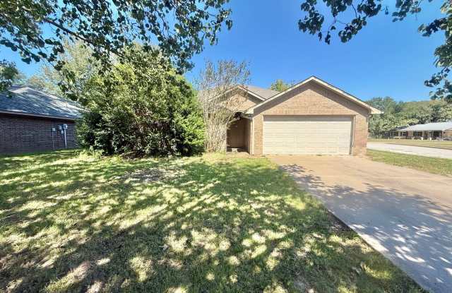 Spacious 3-bed/2-bath on corner lot! Gallery 1